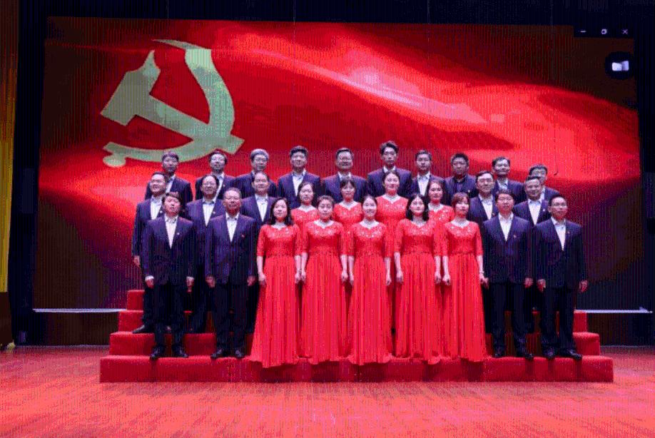 倪妮穿着白色西装秀长腿，烟熏妆凌厉冷酷气场强大，她的时尚表现力如何？游戏画面